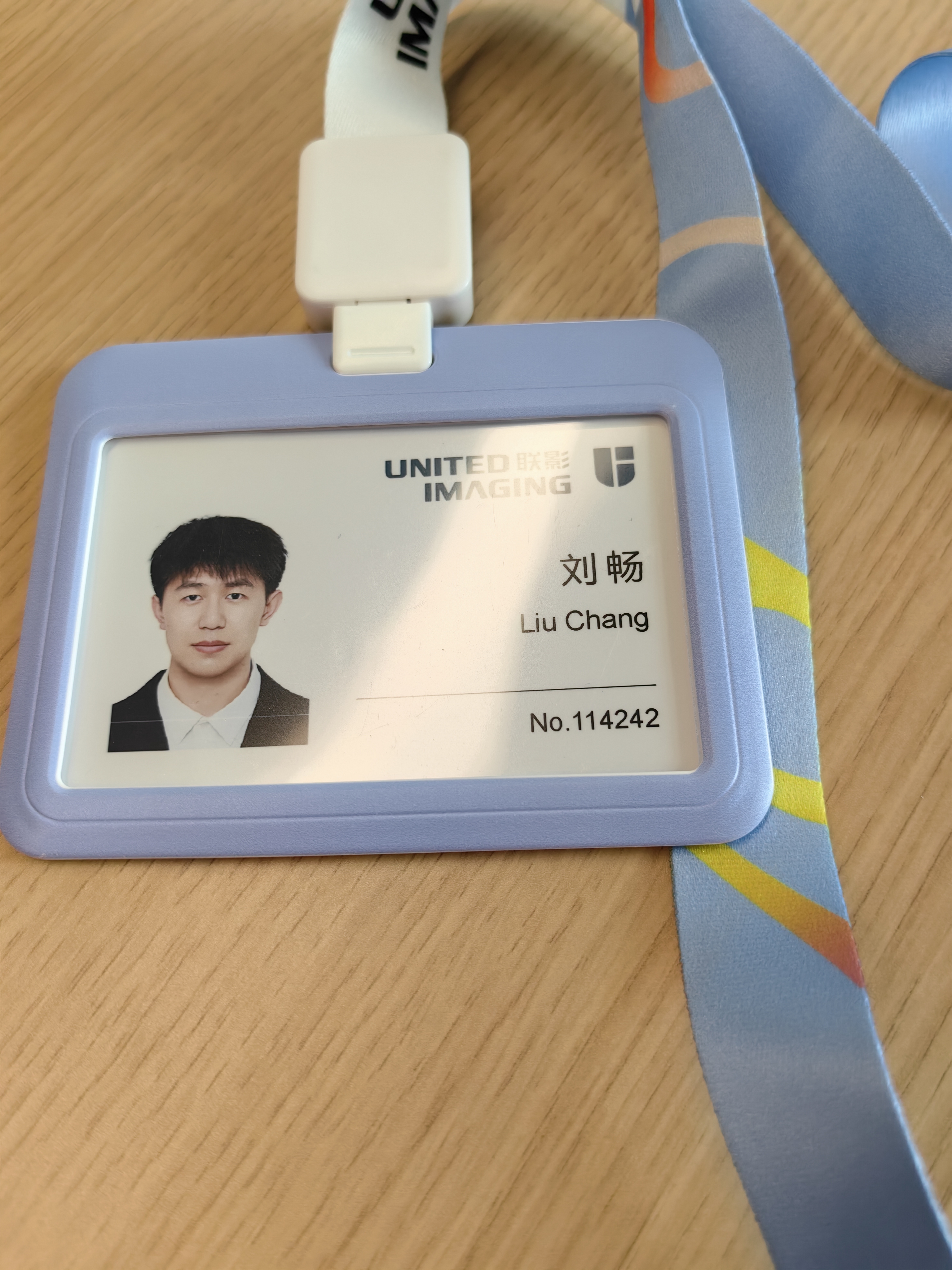 这么久了才拿到新工牌，第一次拍正式点的照片